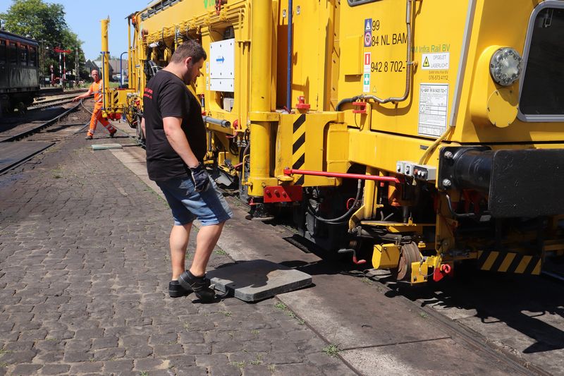 BAM Stopmachine met het fabrieksnummer 1214 en het UIC-nummer 99 84 942 8 702-7.